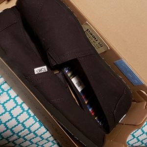 Toms- All black